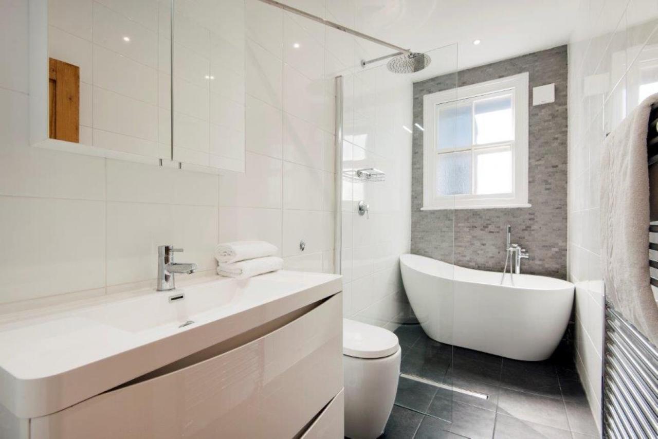 Modern Family Home In London Close To Amenities And Train Экстерьер фото