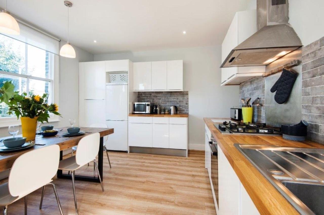 Modern Family Home In London Close To Amenities And Train Экстерьер фото