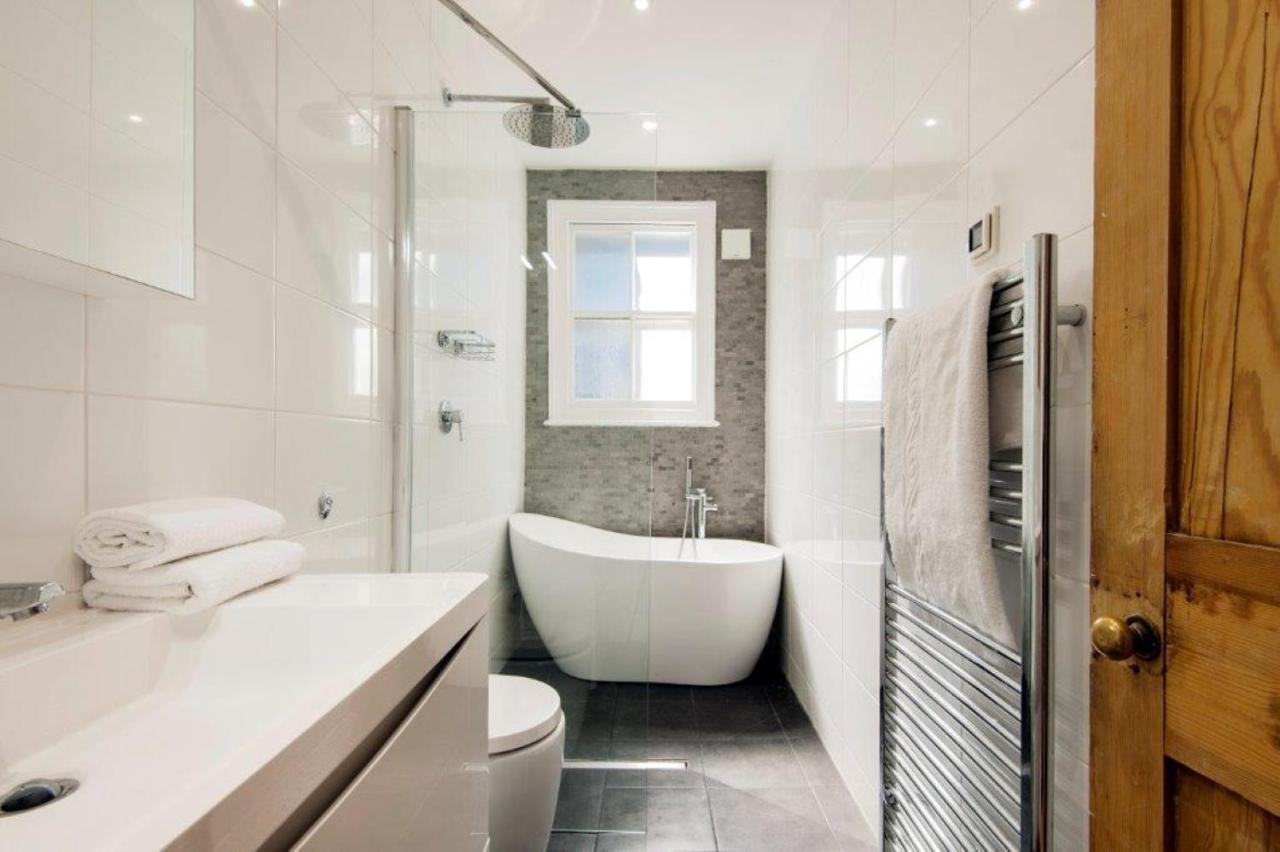Modern Family Home In London Close To Amenities And Train Экстерьер фото