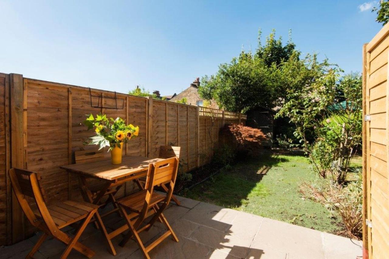 Modern Family Home In London Close To Amenities And Train Экстерьер фото