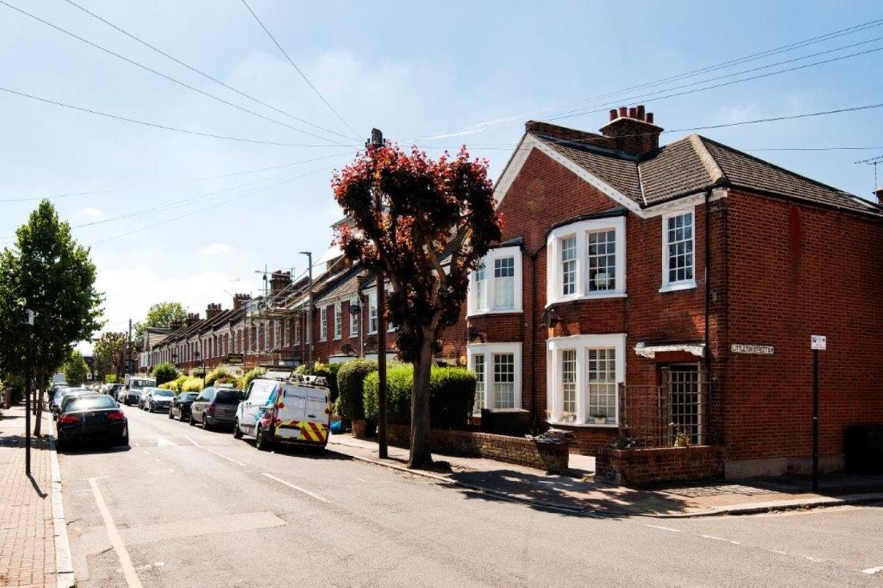 Modern Family Home In London Close To Amenities And Train Экстерьер фото